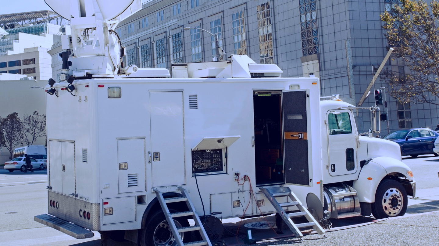 神奈川県警庁舎とテレビ中継車